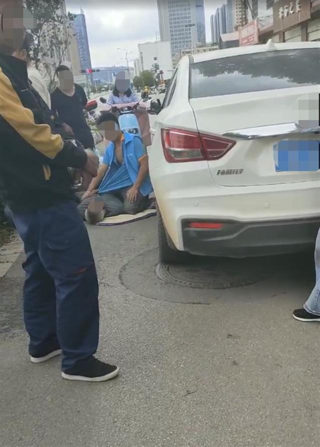 昆明拾荒老汉被车碰撞又遭司机跪压？现场商户：车子没碰到人，老汉主动伤人