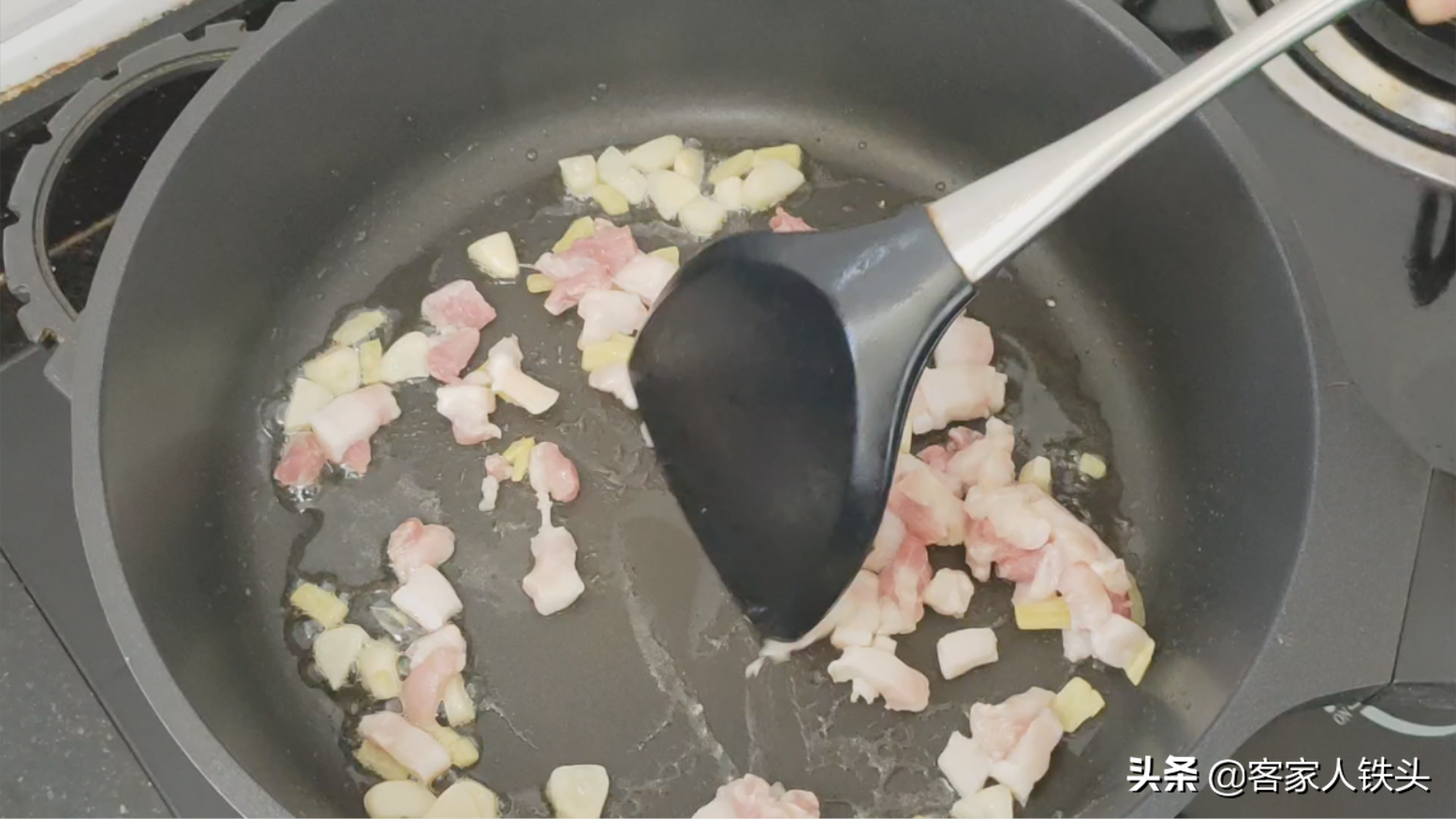 广东人吃海鲜有一套，这样搭配做一盘，上桌连汁都吃不剩，真下饭