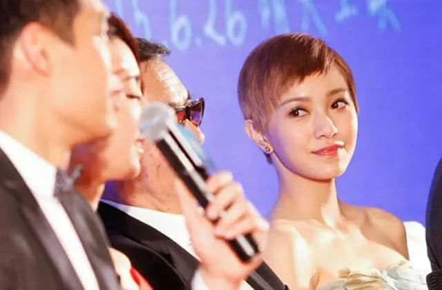 杨祐宁来了个未婚先孕，果然立flag就是要被打脸的