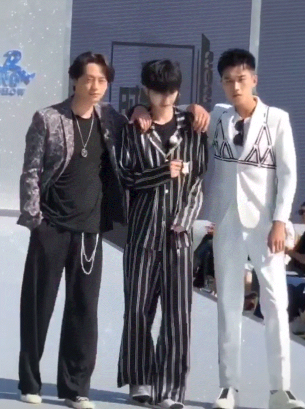 蔡徐坤“跑男”最新路透图曝光，穿睡衣走秀，