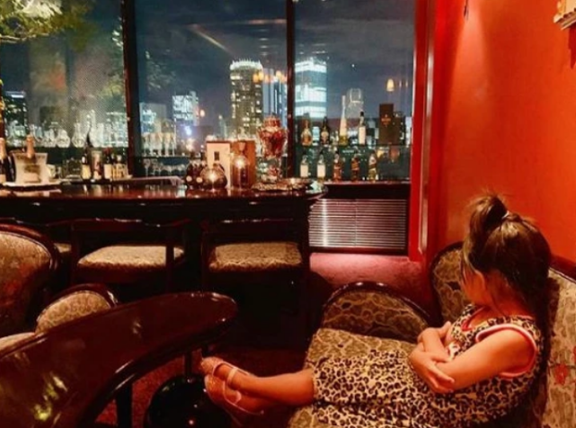 昆凌晒老公教女儿弹钢琴，周董打趣学费很贵，父女四手联弹超有爱