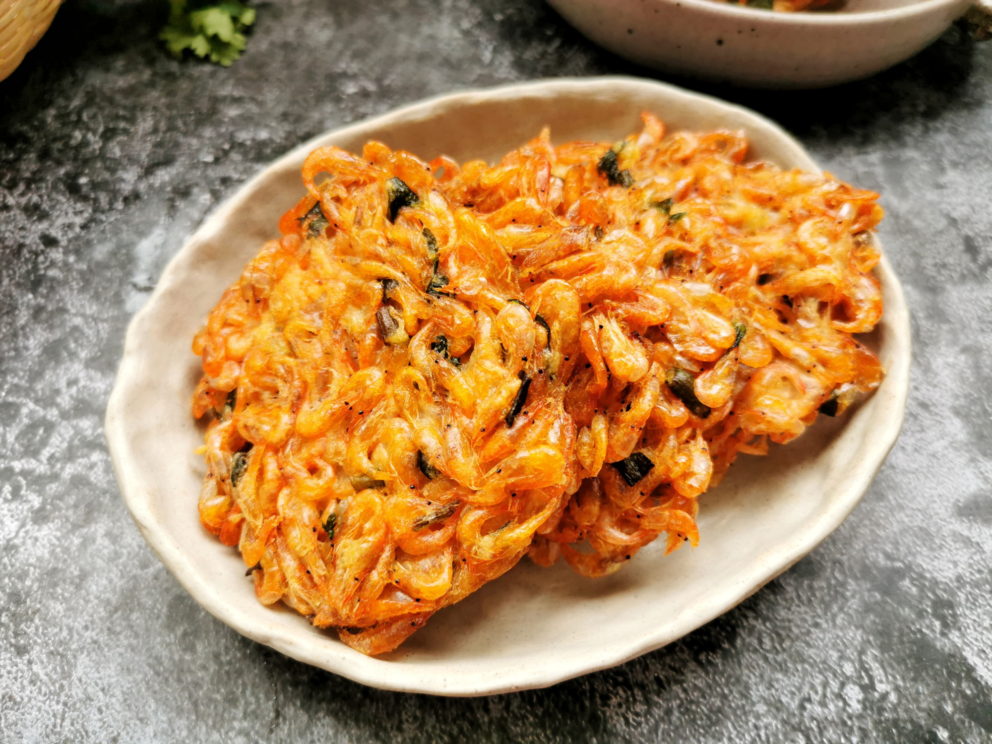 孩子长个头，我给他做虾饼，金黄酥脆倍儿香，连壳儿都吃完