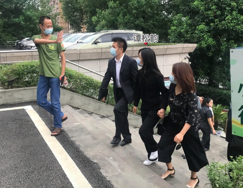 心疼！谭松韵出席妈妈被撞庭审案发言泪目，结束后未恢复又得工作