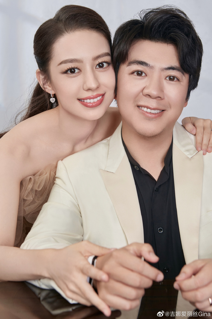 Lang Lang took his wife to participate in the event, and took a photo