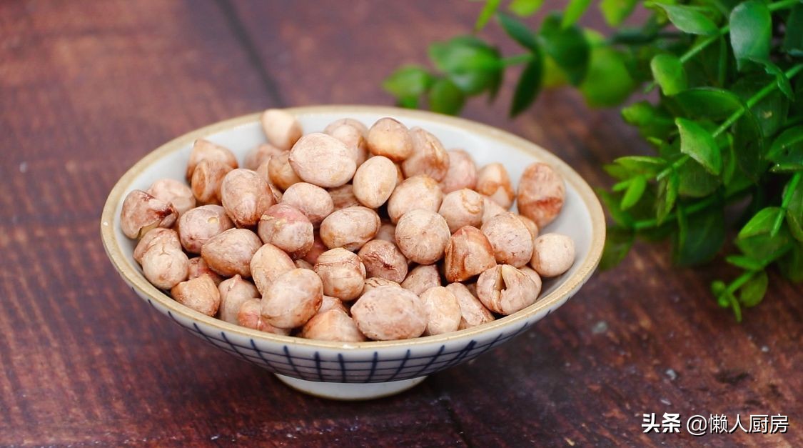 原來用微波爐也能做花生米，撒點鹽倒入水，這是鹽焗花生米的做法