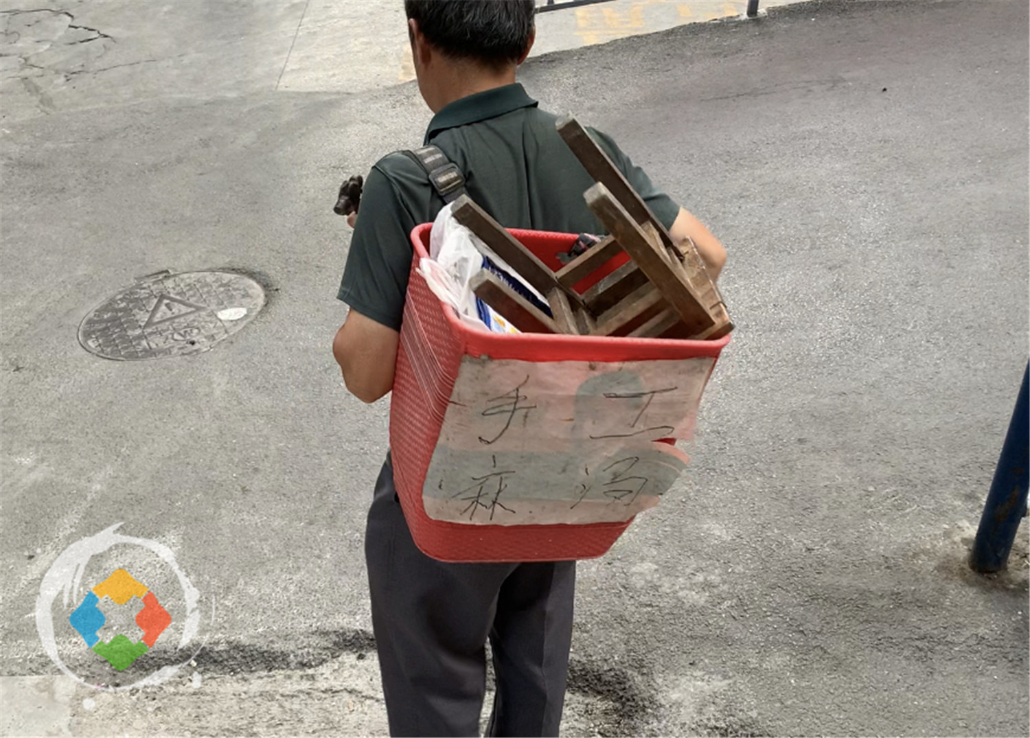 重庆路边摊为何消失？小贩不讲诚信，6块钱的麻糖都缺斤少两