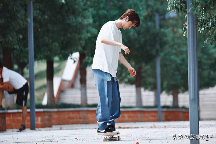 “滑板少年”王一博上线，脚伤养好晒滑板照报平安，实在是太暖心