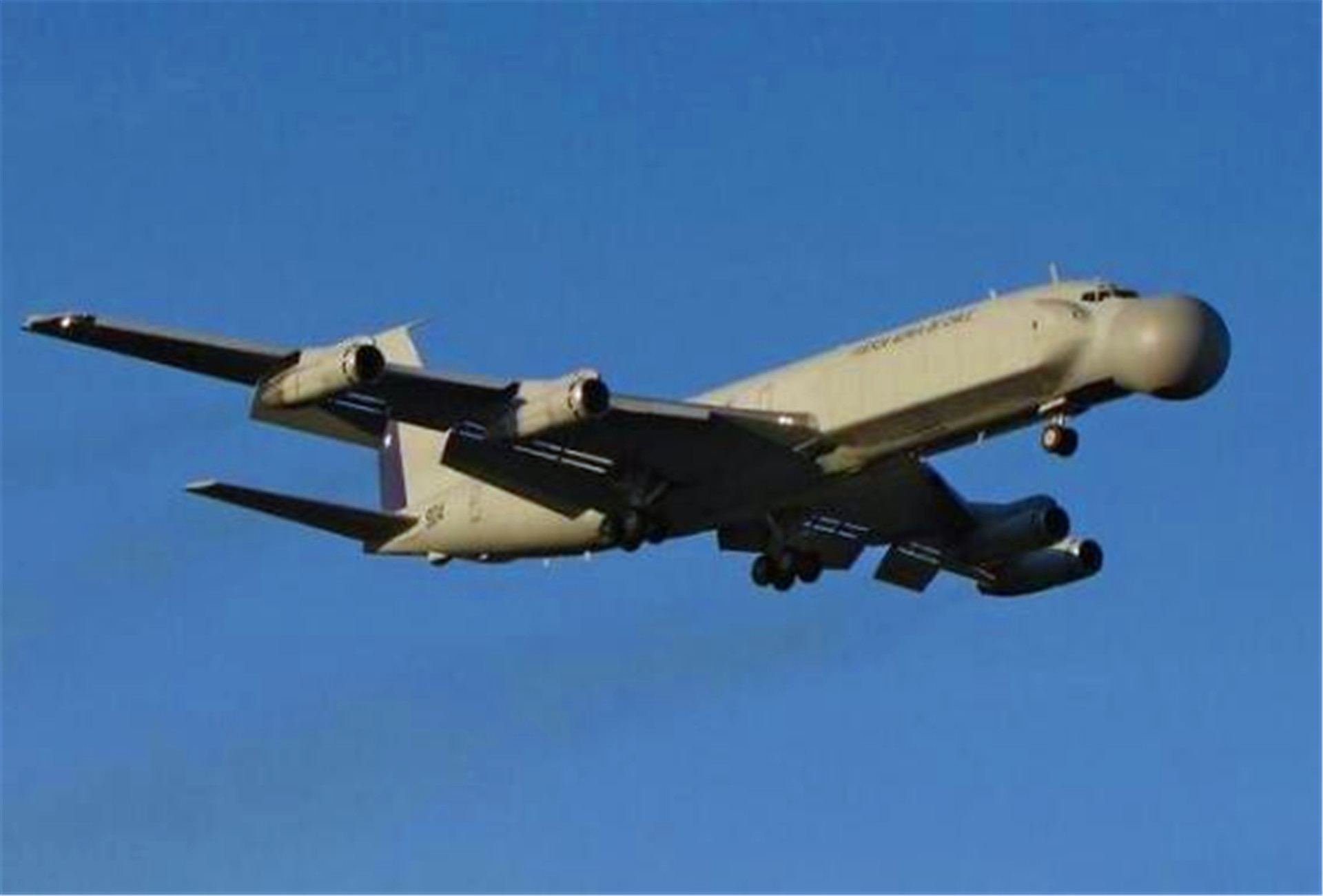 一国表面和中国称兄道弟，背地里却勾结美国，