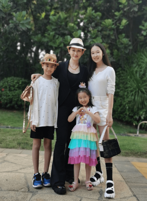 赵文卓夫妇庆儿子满10岁，13岁大女儿身高超妈妈，一家五口好有爱