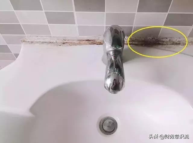 入住才半年，洗手台的玻璃胶就发霉了，保姆简