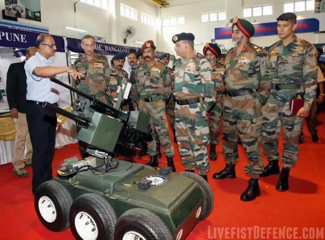 两印造地面作战机器人，有的像婴儿车，有的直接用手扶拖拉机改装
