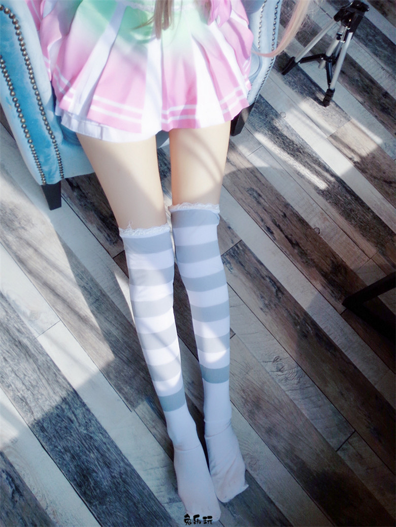 粉红短裙条纹袜，忍不住想咬一口