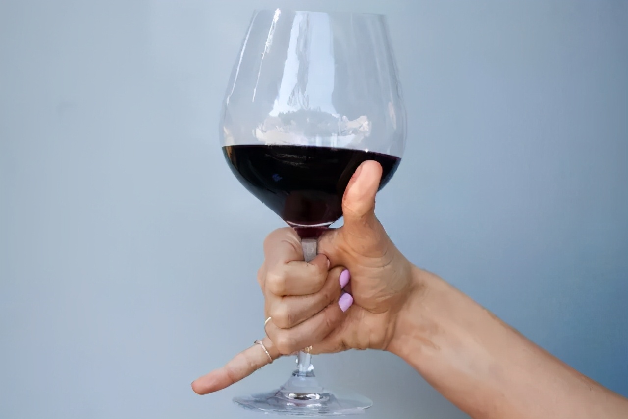你握葡萄酒杯的方式，透露了你的层次