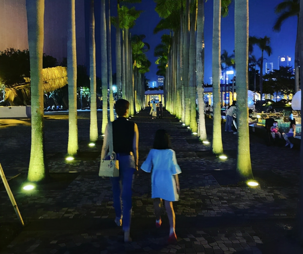 梁咏琪一家三口散步，6岁女儿身高快到妈妈肩膀，五官精致超漂亮