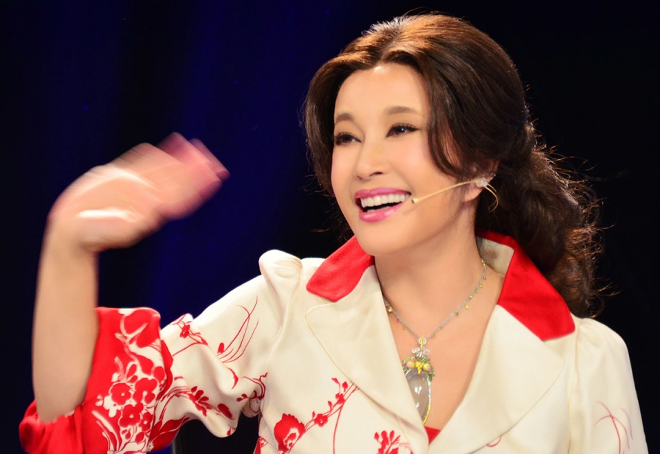 刘晓庆办书法展！65岁的年纪40岁的脸，戴超大翡