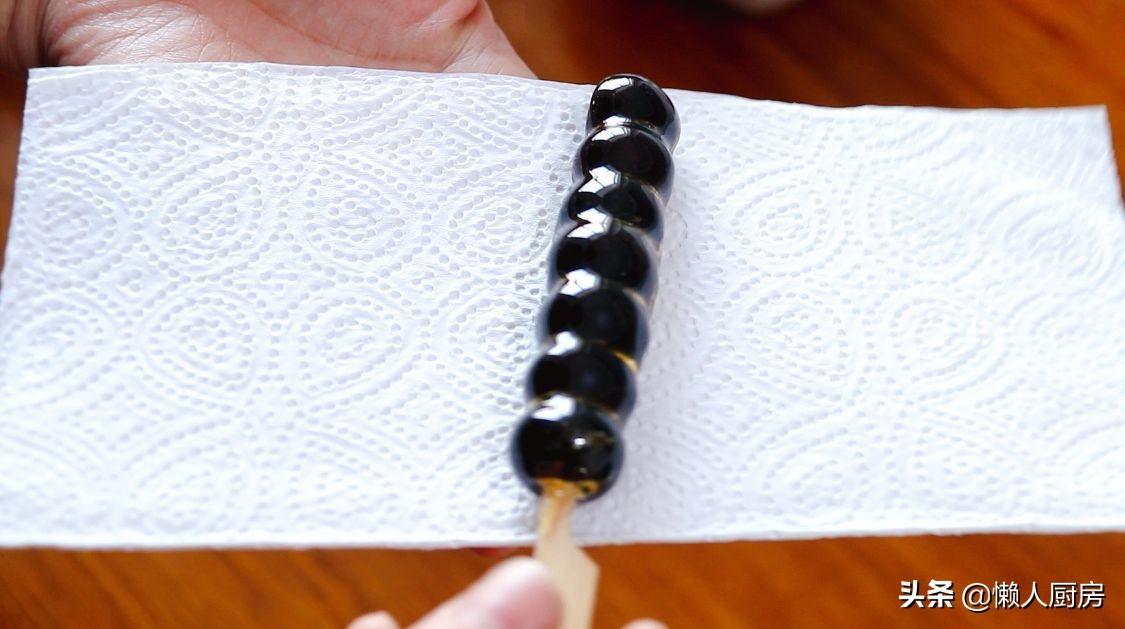 做糖葫蘆時，注意2點，做出來的糖葫蘆不黏牙，不粘手，不反沙