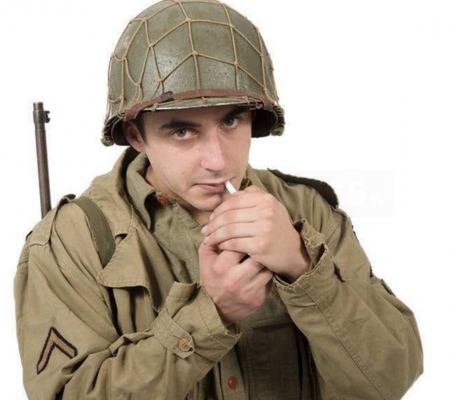 美军头盔上罩了一层渔网，有啥作用？小小细节拯救成千上万生命