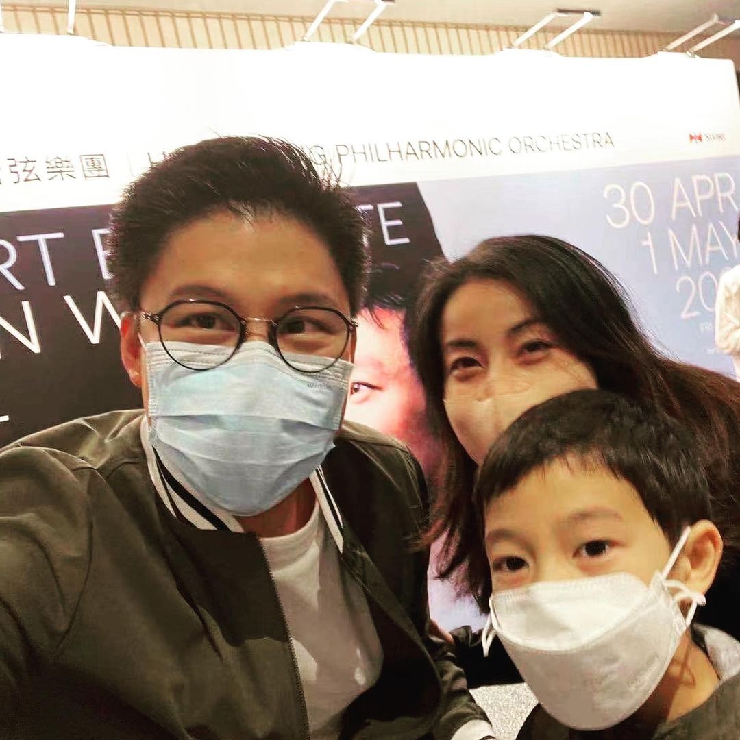 郭晶晶一家看芭蕾表演，7歲長子短褲裡套秋褲，褲子提太高好尷尬