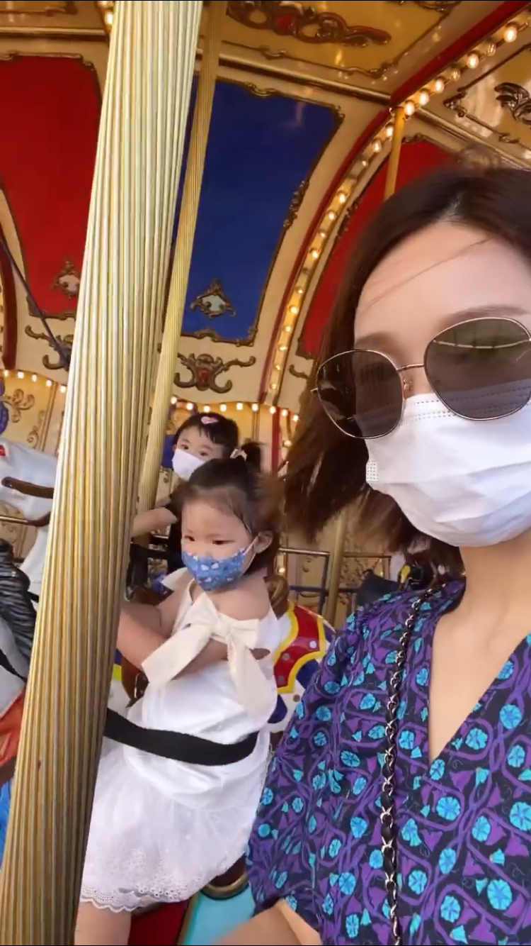 李亚男带大女儿坐旋转木马，互动温馨有爱，和王祖蓝同台合唱超甜