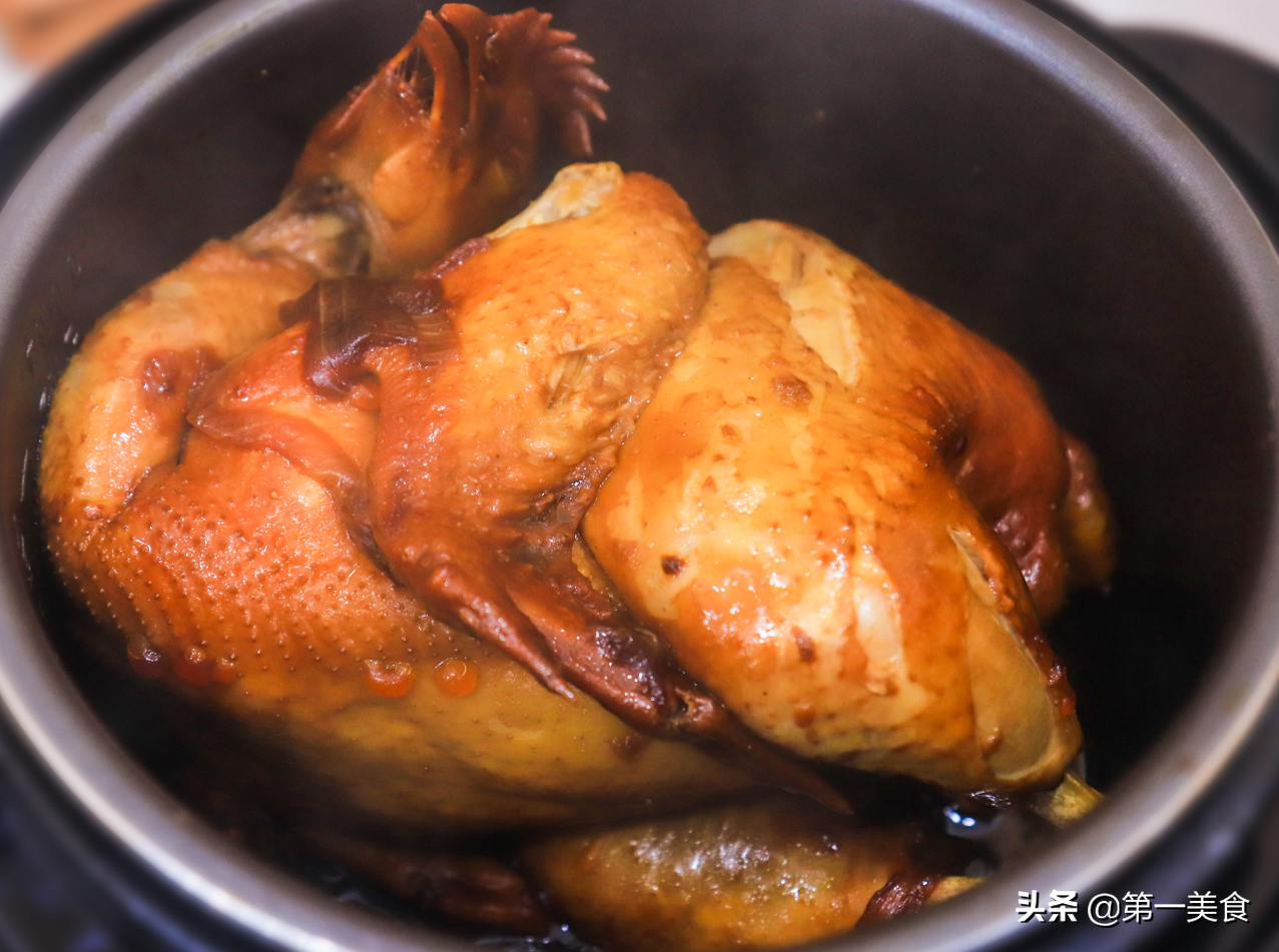 The laziest chicken!  Rice cooker stewed chicken, the whole chicken is cooked without adding a drop of water, it will be golden and delicious