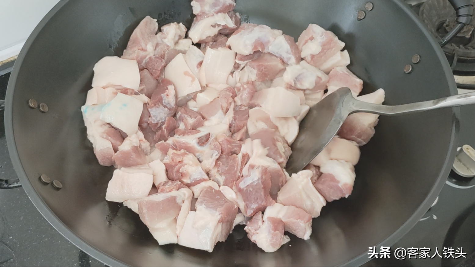 廣東人酒席上必上的一道菜，不用大料，出鍋口感香軟，好吃又不膩