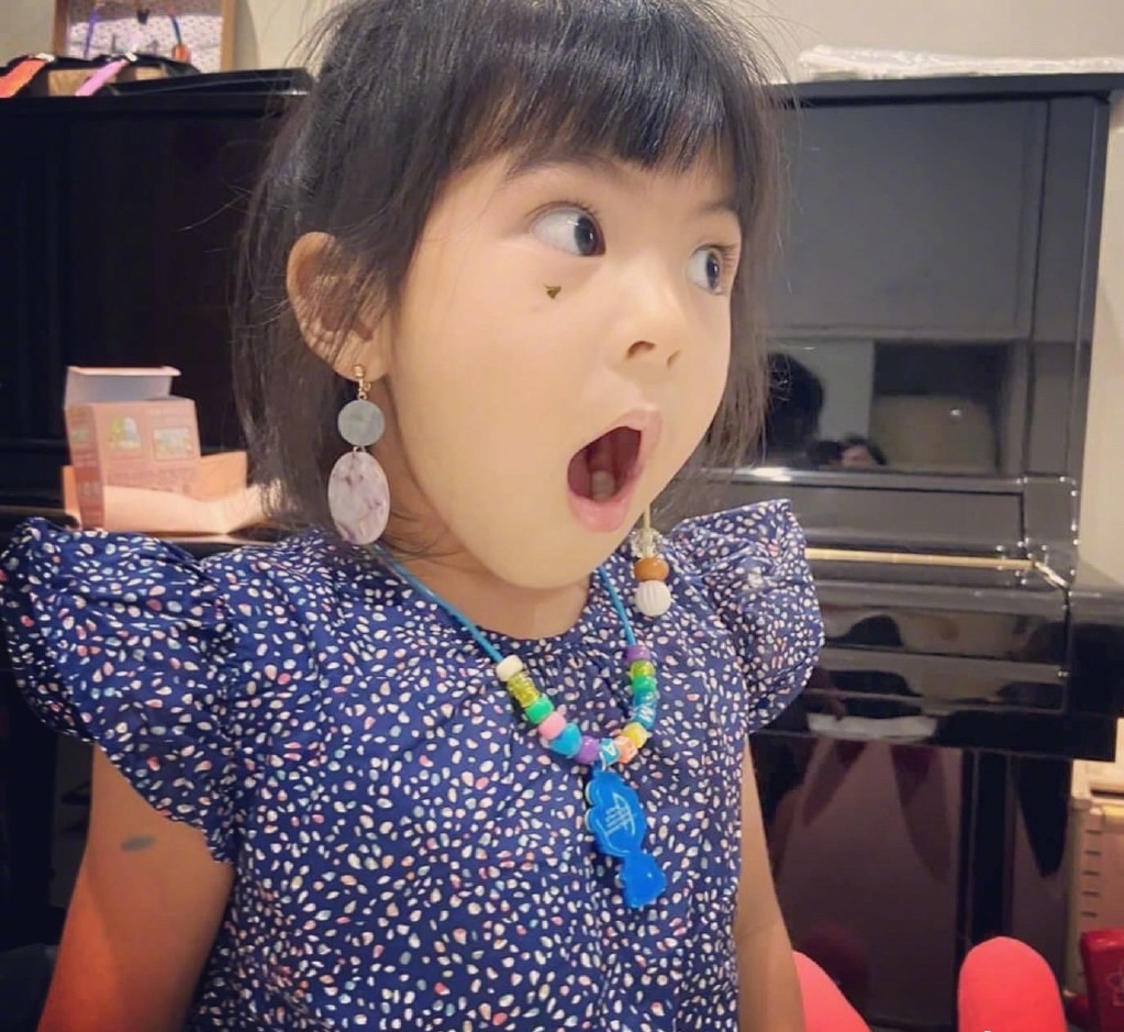 贾静雯晒女儿近照，咘咘BO妞开心展示自画像，画风清奇人更可爱