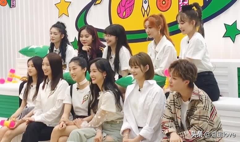 火箭少女录节目时，谁注意杨超越鞋子咋了？有