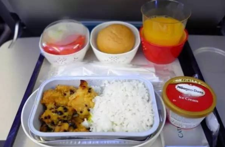 科普：飛機裏的飲料車上放有很多的番茄汁，為什麽吃起來不太一樣