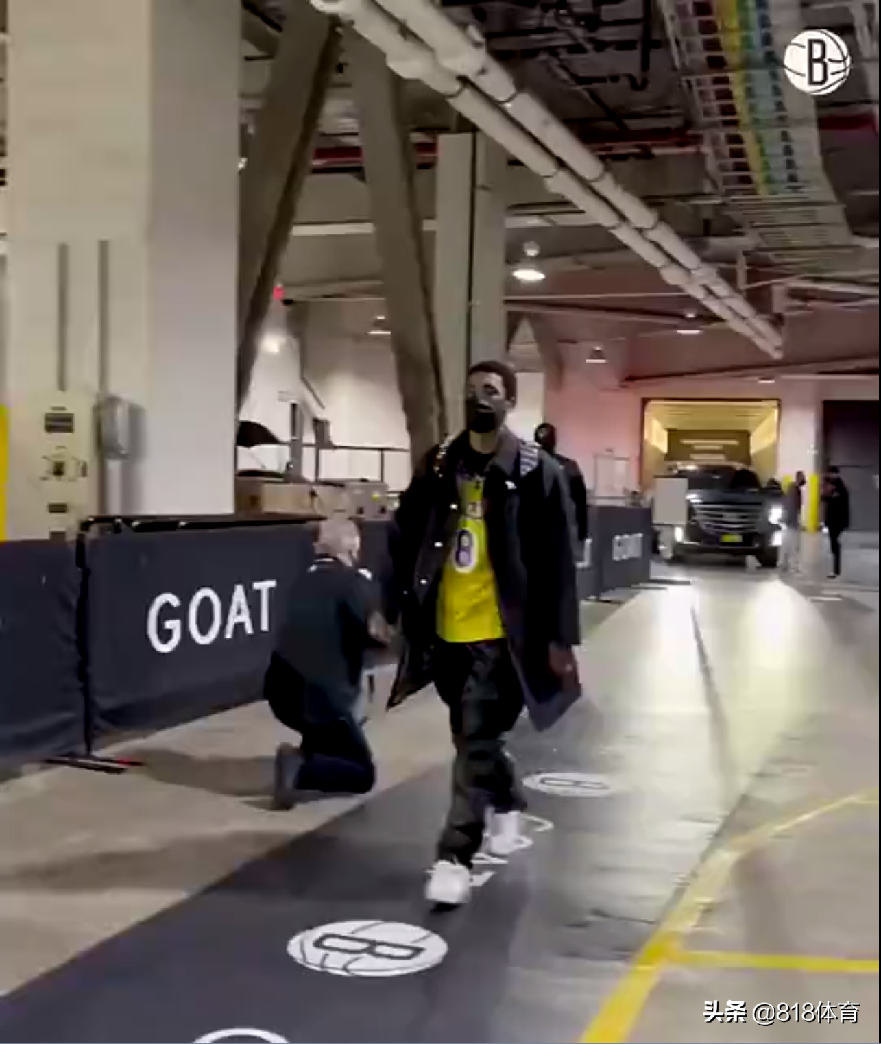 一周年|科比去世一周年：欧文穿科比8号球衣进场 向记者撩衣：你们知道我在致敬谁