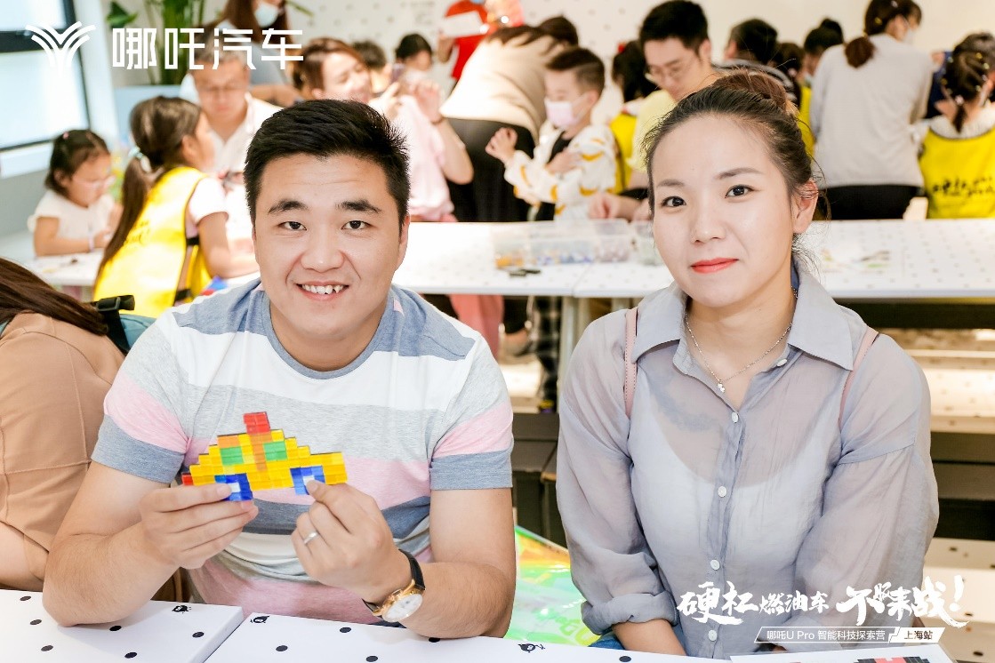 对话玻璃工艺，探索智能科技，哪吒U Pro上海区域正式上市