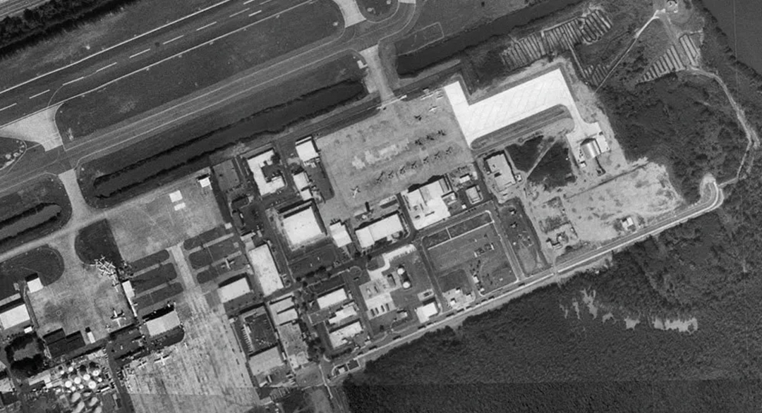 波多黎各美军基地的一声巨响，火光硝烟当中，10架战机惨遭不幸