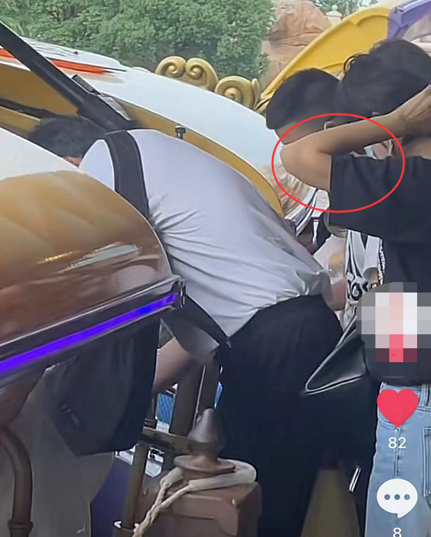 陆毅一家四口同游迪士尼，鲍蕾皮肤黝黑，12岁贝儿大长腿受瞩目