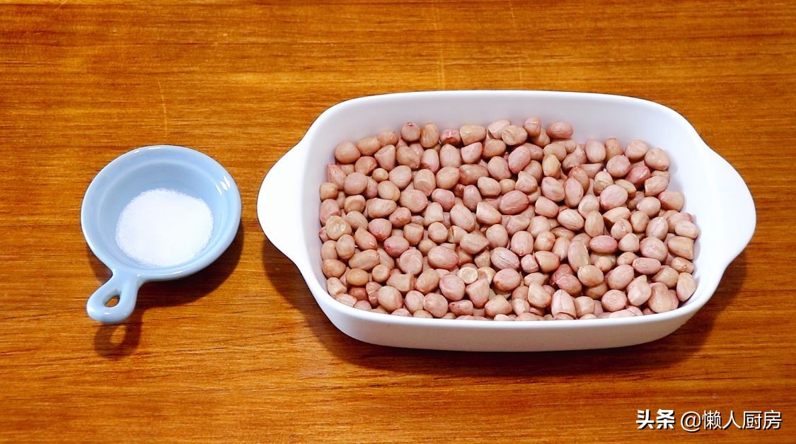 原來用微波爐也能做花生米，撒點鹽倒入水，這是鹽焗花生米的做法