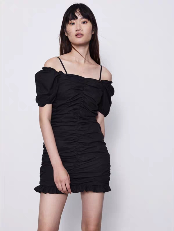如何把小黑裙穿出“高级感”？从3个细节入手，身材一般也有魅力