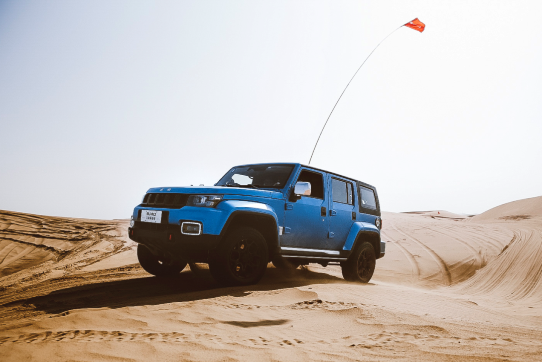 战狼2中的硬汉座驾，10多万的北京BJ40是坦克300强敌