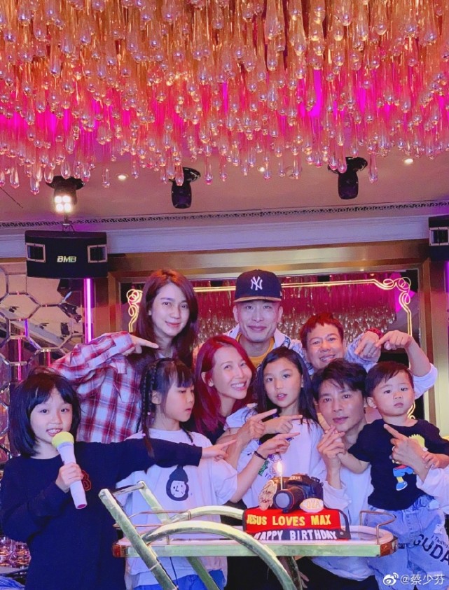 蔡少芬曬全家福為老公慶生，張晉變人形挂件，老婆孩子環繞超幸福