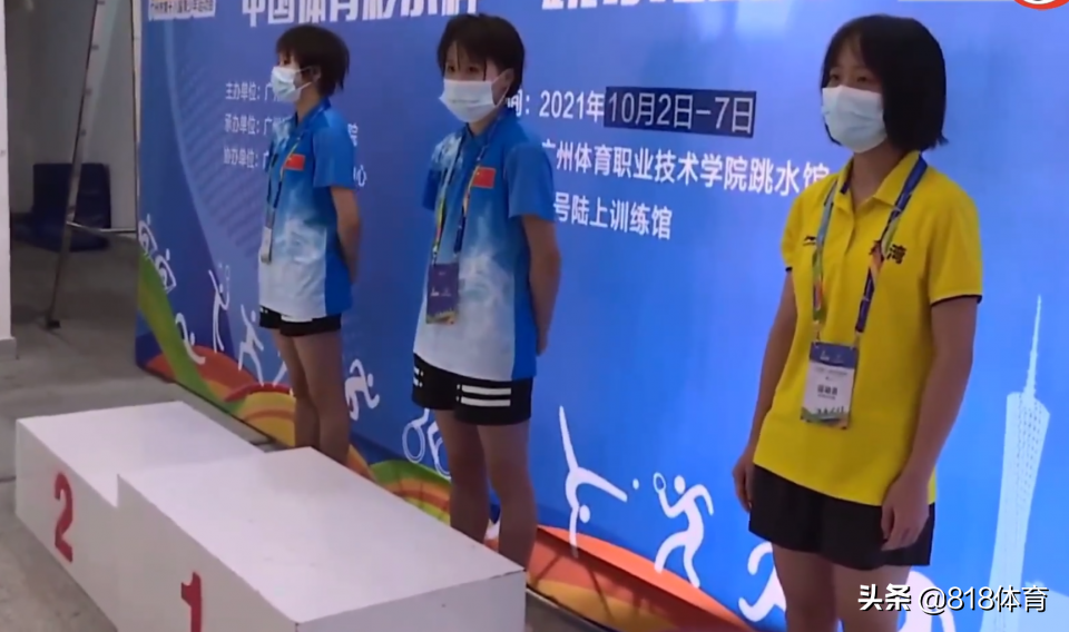 萌翻!全红婵给双胞胎队友颁奖老干部式握手,三人十指相扣合影太甜