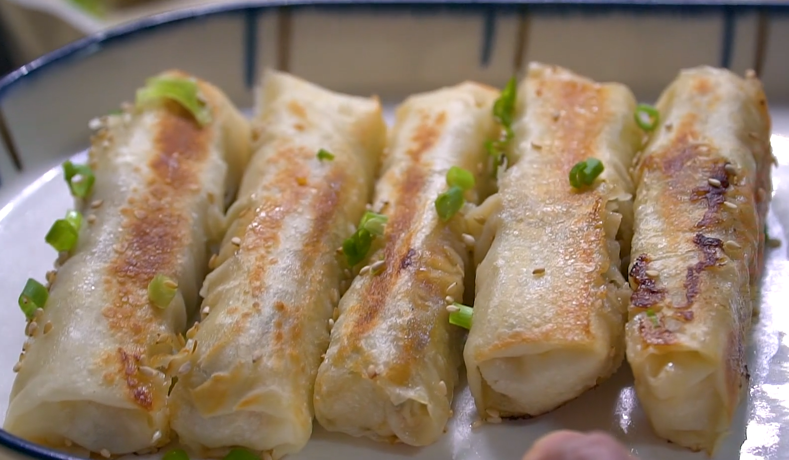 Teach you to make spring rolls at home, without frying, clean and nutritious, detailed instructions, better than bought