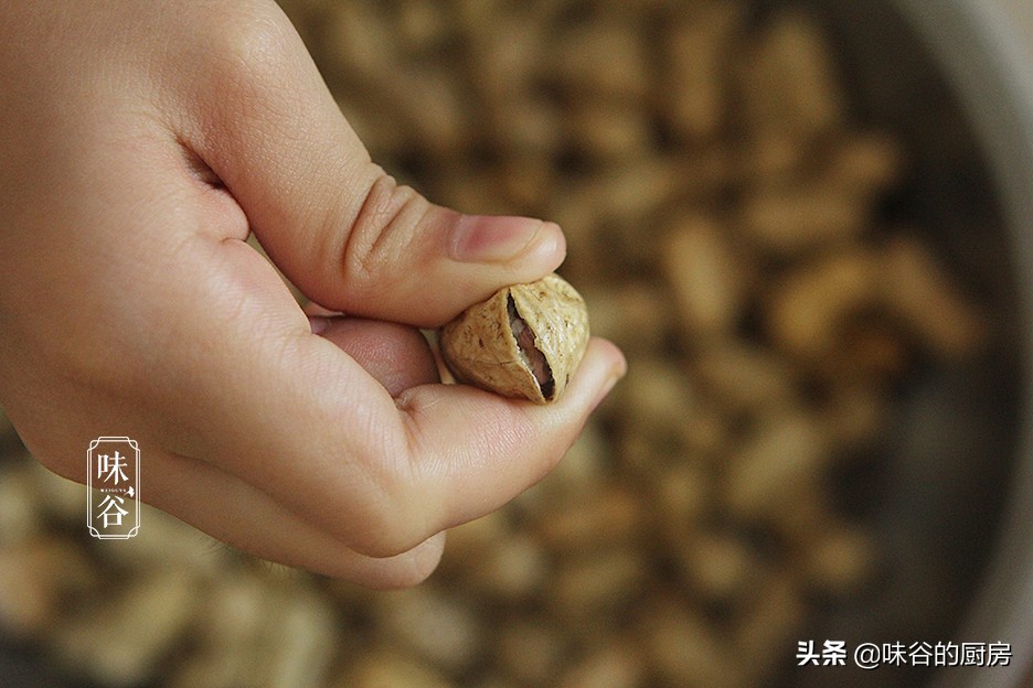 煮花生时，别直接盐水煮，多加2步，花生米又香又入味，太实用了