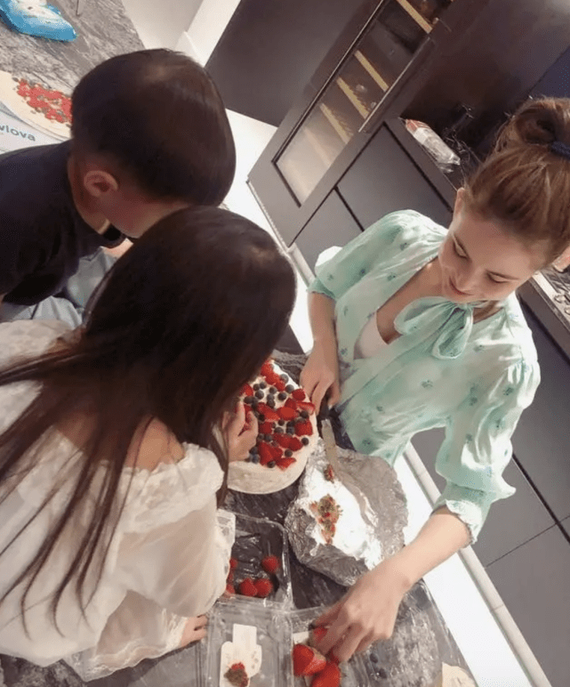 周杰伦儿子惹妈妈生气，昆凌劝自己放平情绪，母子俩攀爬画面温馨