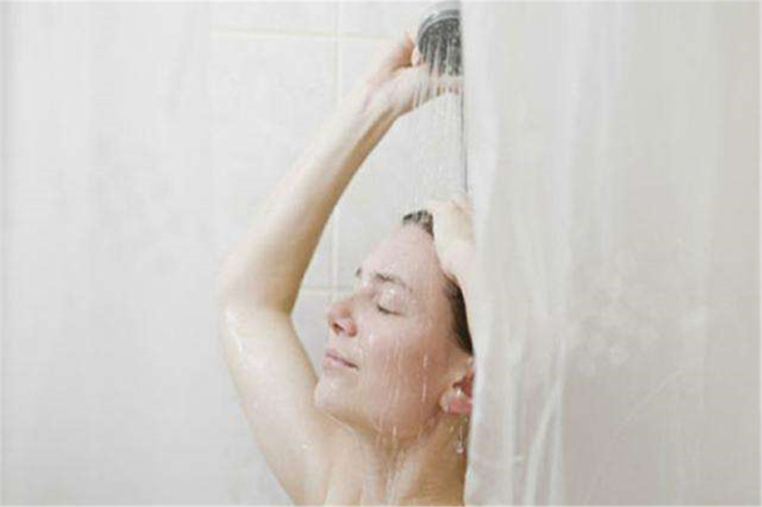 孕晚期洗澡要注意什么？小心缺氧、摔倒意外，不能马虎大意