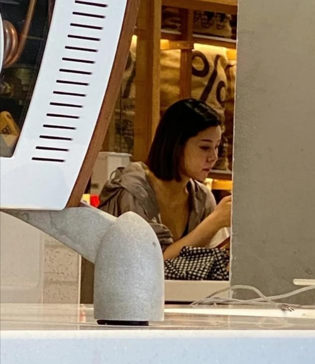 李小萌私下与父亲聚餐，颜值出众瘦到锁骨突出，爸爸状态似小伙