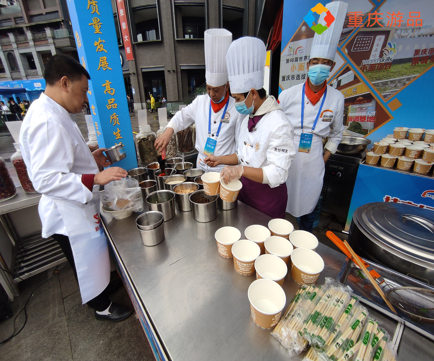 重庆小面再次摆擂PK，983名选手报名参赛，“满汉全席”大饱眼福