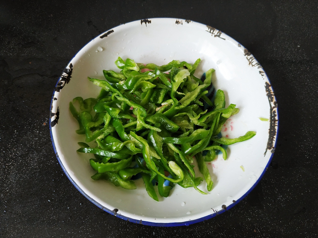 How can potato shreds keep on being fried?  The farmer’s chef has a trick, the taste is mellow and chewy