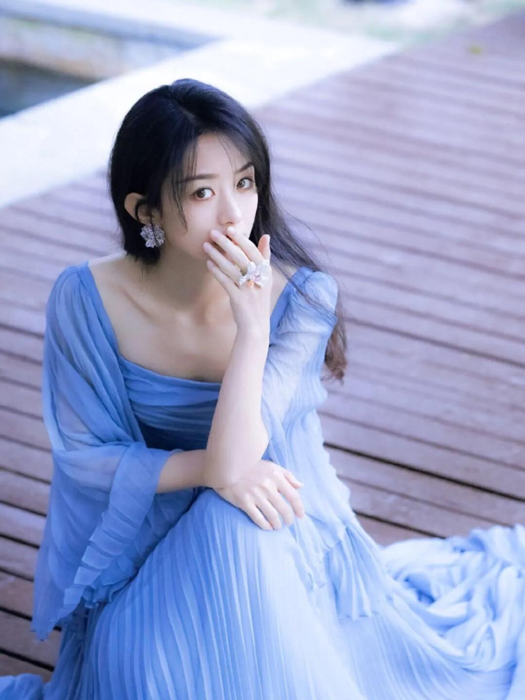 Zhao Liying Wears A Blue Pleated Long Skirt Fresh And Gentle With A Touch Of Sweetness And