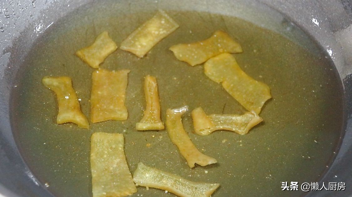 掌握好這些技巧，炸出來的豬皮蓬鬆，有人憑藉著炸豬皮年收入百萬