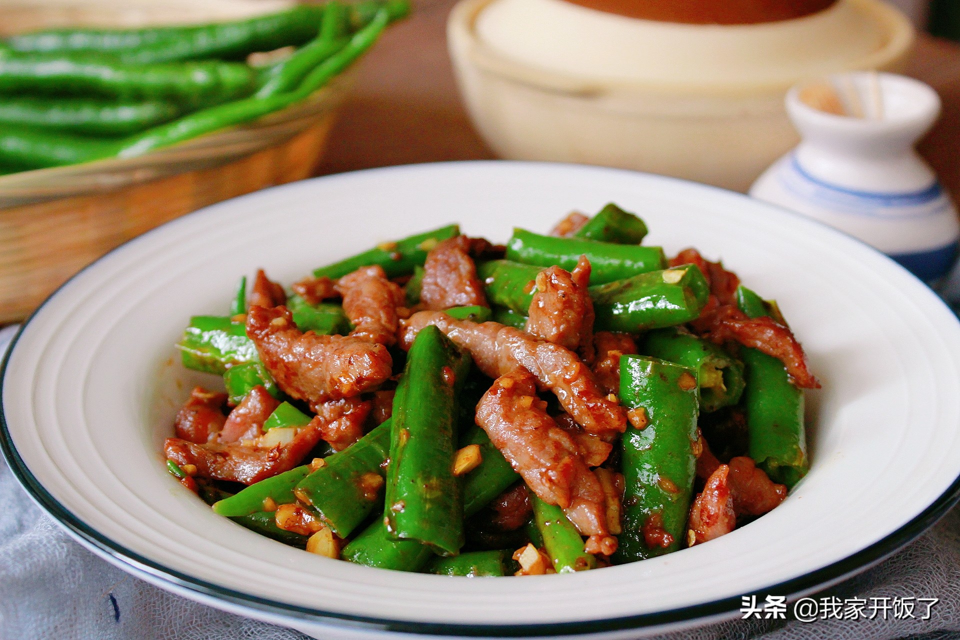Stir-fried Beef Tenderloin with Hang Pepper. Learn to cook it. The beef tenderloin is tender and tasty without getting old. The skills are all here