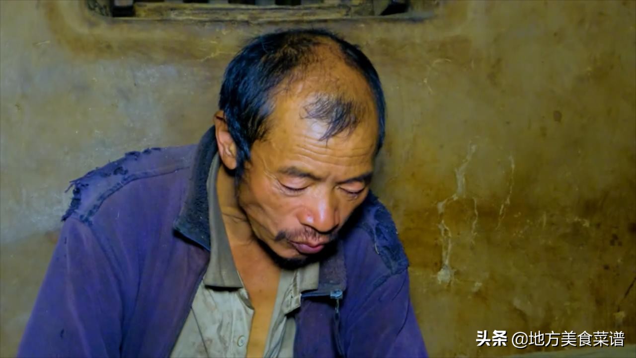 尼泊尔农村，村长家请人干活，中午没啥菜，儿媳妇炒鸡蛋招待大伙
