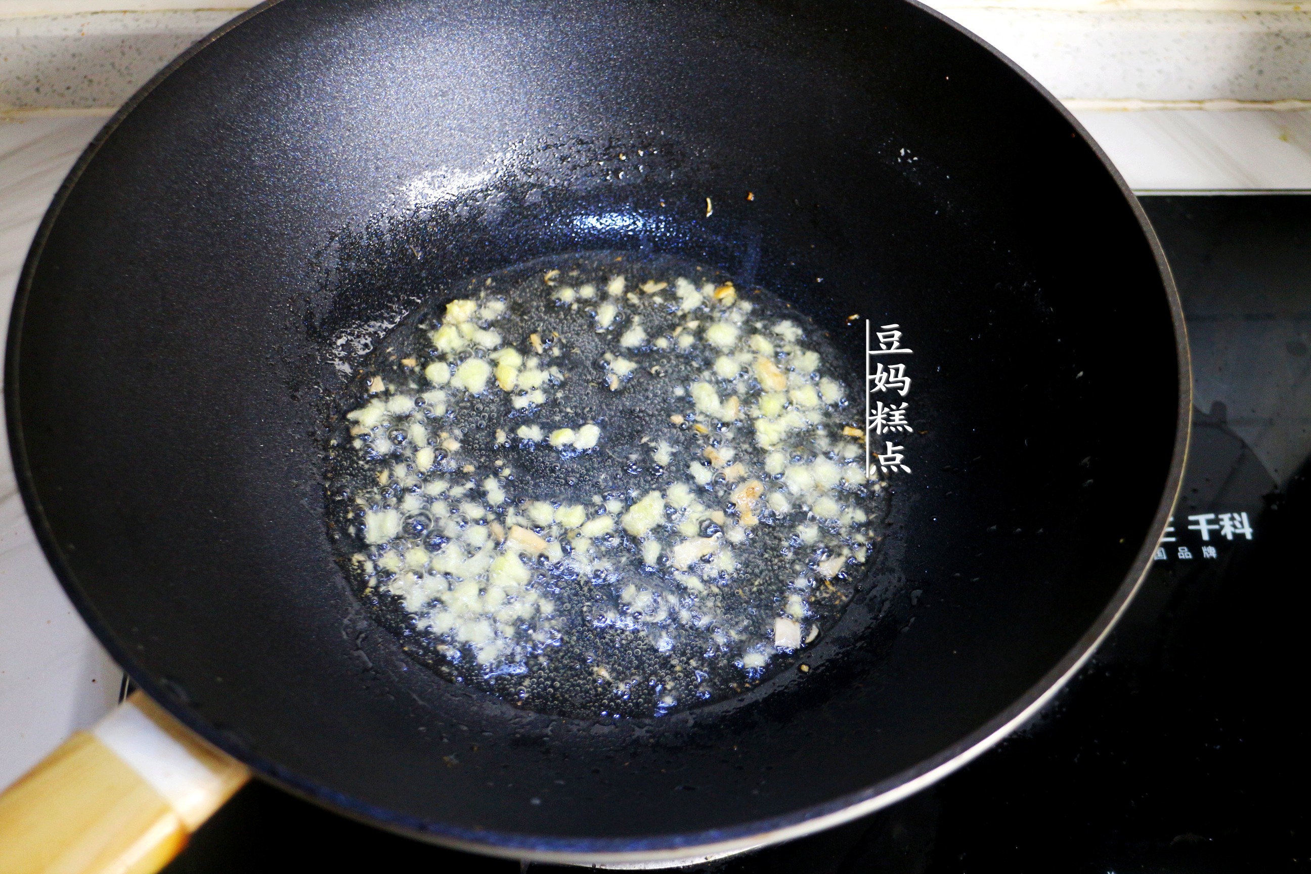 冷天，豆腐和雞蛋一起蒸，簡單又營養，孩子連吃2碗米飯