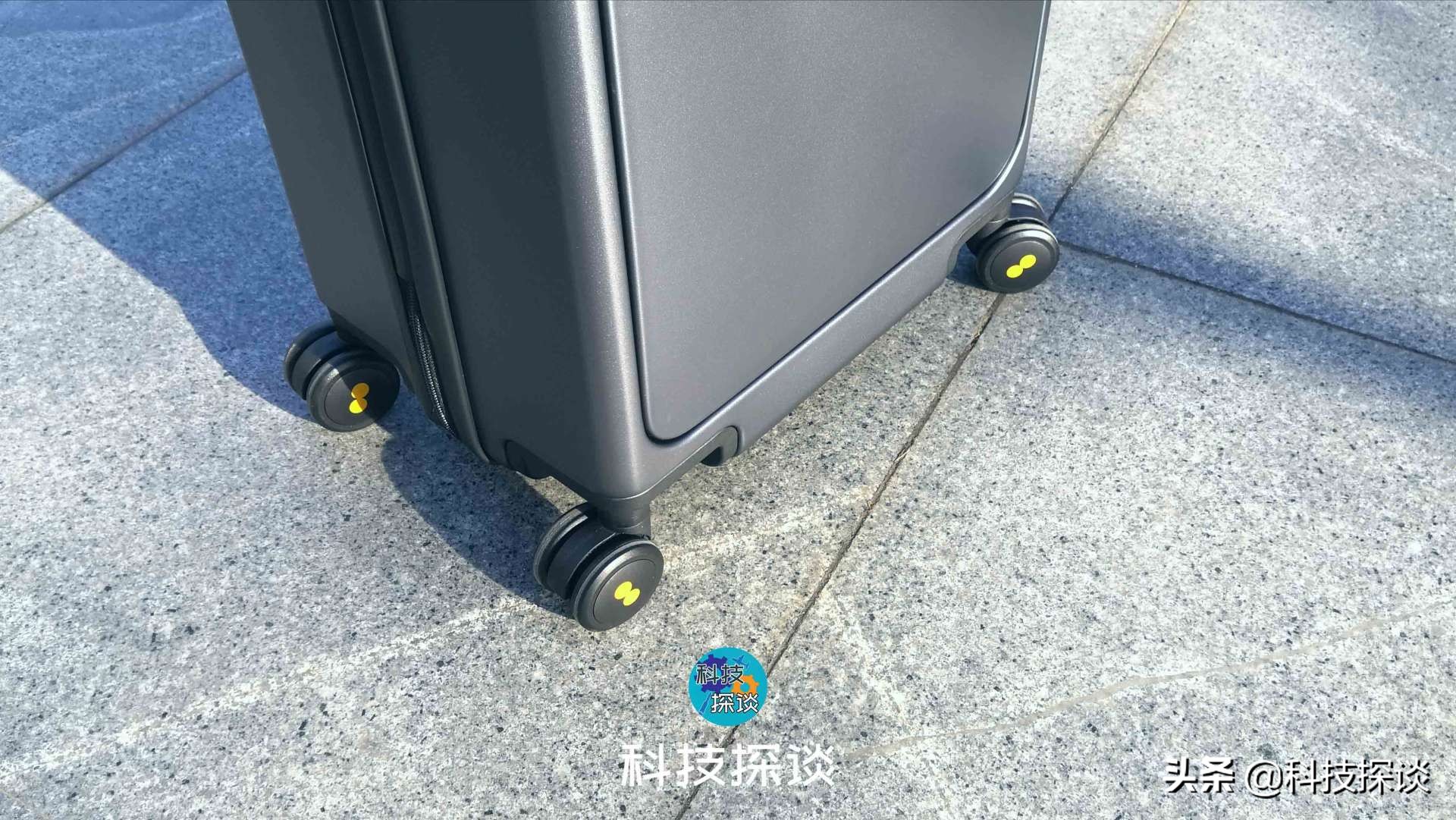 国货把背包的便捷性带进行李箱，让笔记本轻松放置，手机快捷充电